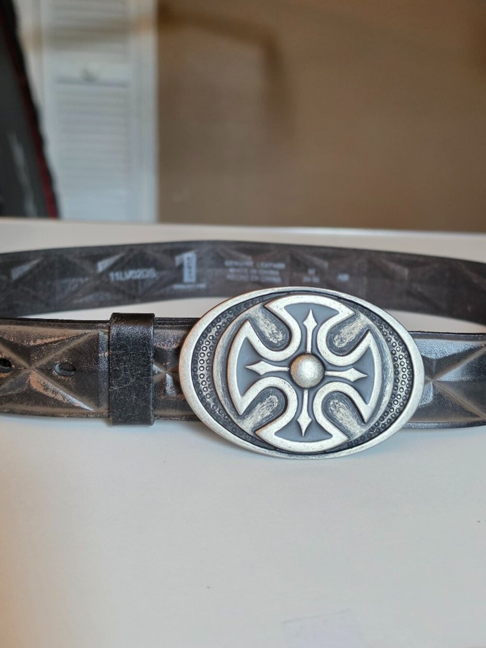 Levis Vintage Celtic Cross Buckle Mens Leather Belt Sz M (34-36)